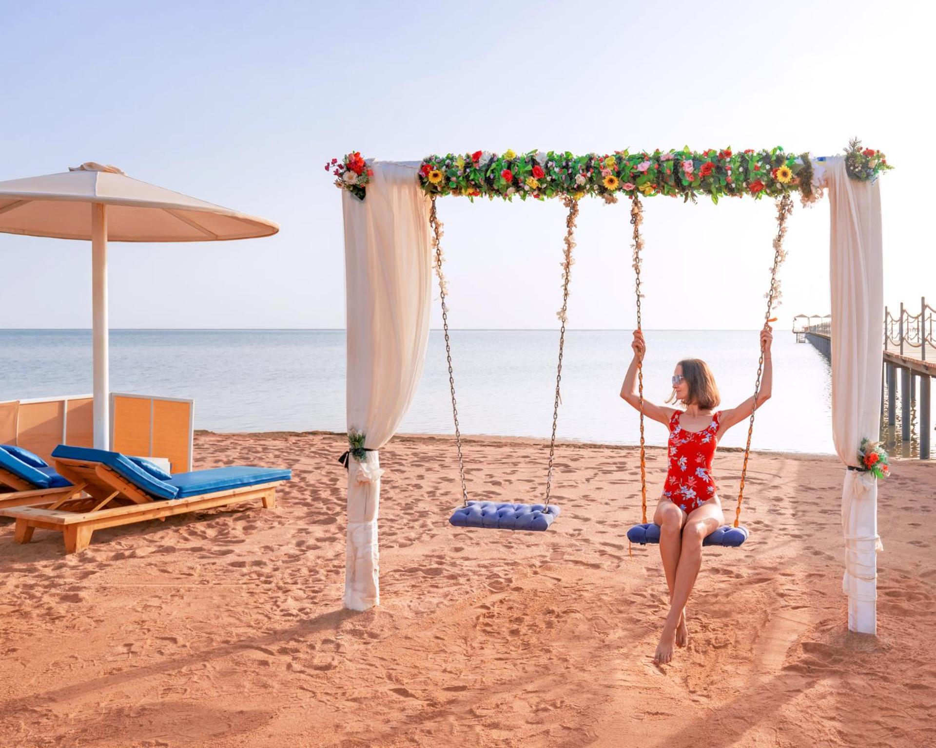 Pickalbatros Laguna Club Resort Sharm El Sheikh Exterior foto A swing at the beach